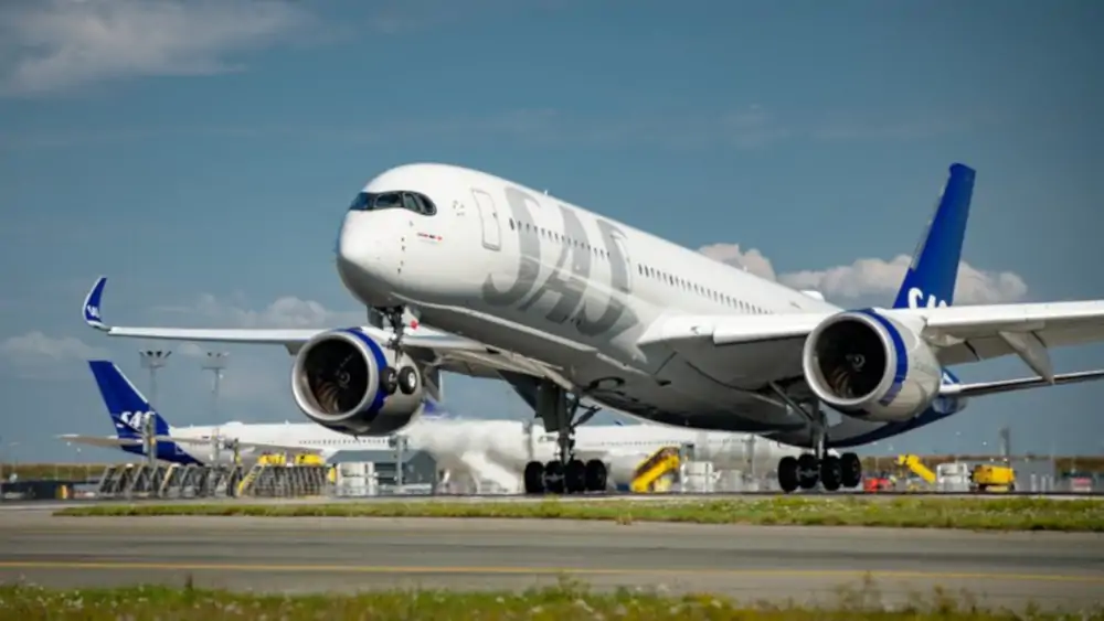 Samolot A350-900 lądujący w porcie lotniczym Kopenhaga
