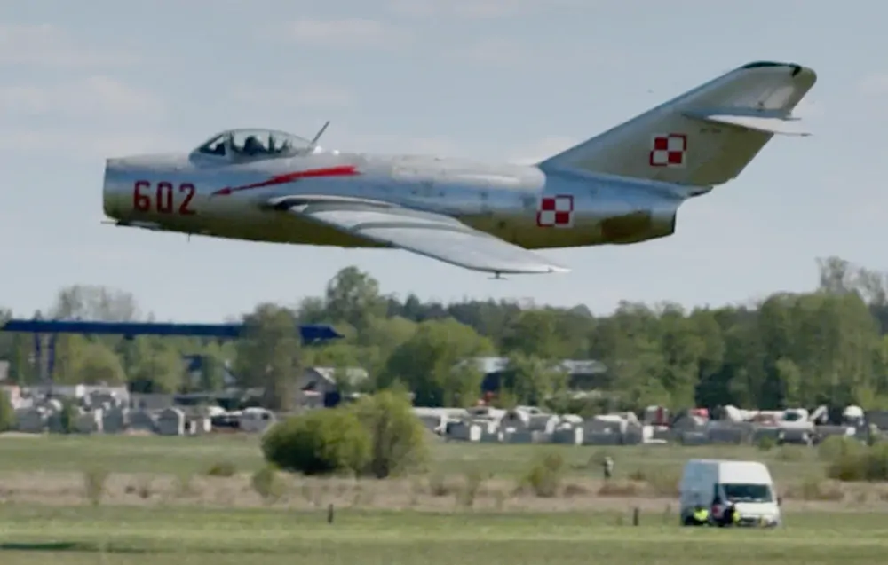 Efektowny niski przelot MiG-15Bis